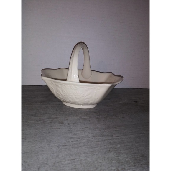 Lenox Special Fluted Flower Basket Made in USA - Picture 1 of 6